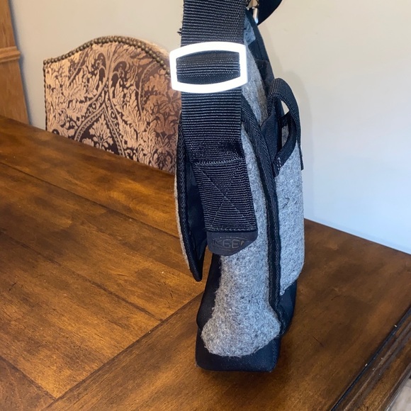 🆕 Keen Gray and Black Messenger Bag